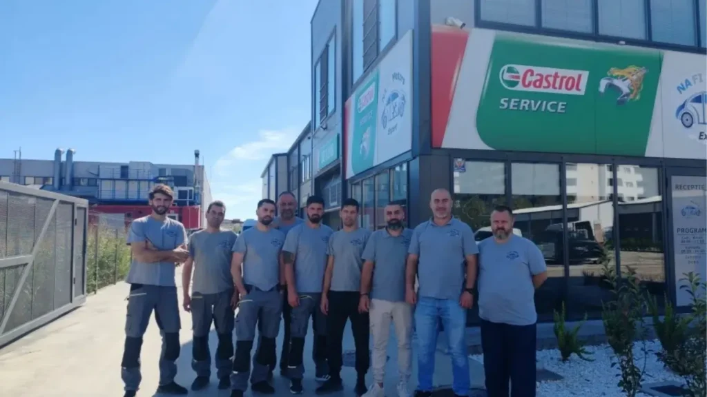 constatare daune bucuresti echipa centru daune auto în fața service-ului